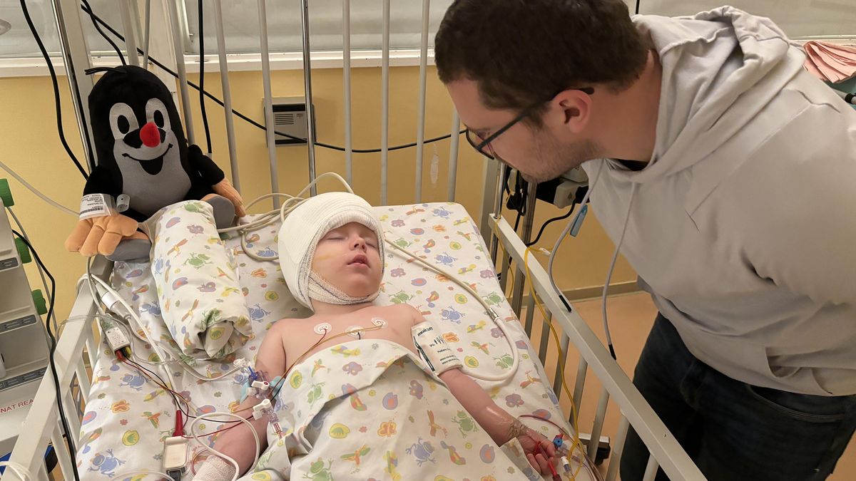 Dvouletý Martin ve Francii absolvoval operaci, na léčbu se složili lidé